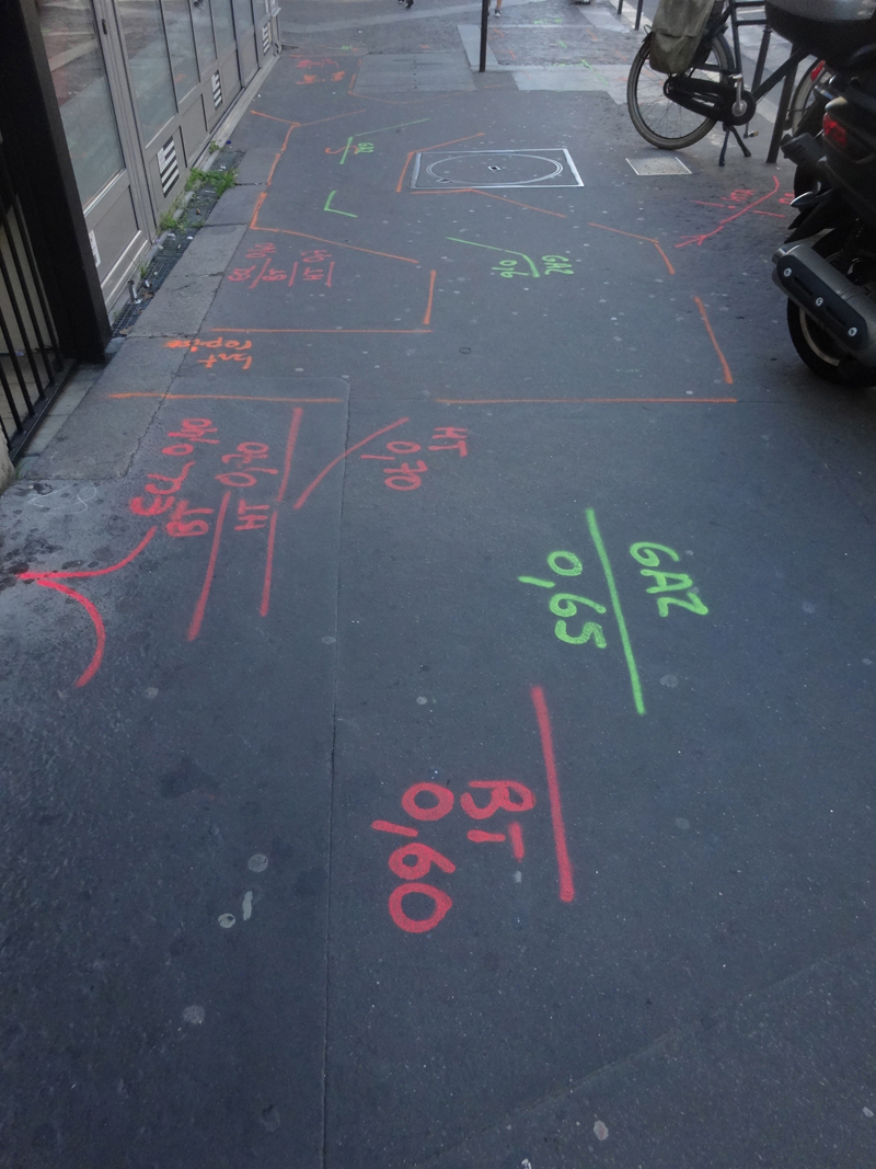 Insipration graphique sur un trottoir à Paris prise le 01-10-2015