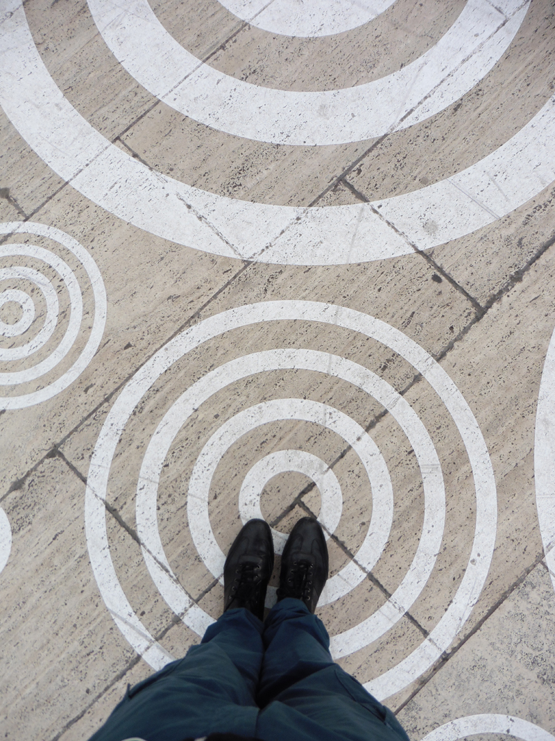 Insipration graphique sur le trottoire dans le quartier de la Defence à Paris prise le 26-09-2016