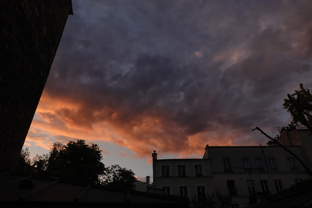 Insipration graphique dans le ciel d'un soir d'été prise le 14-09-2022