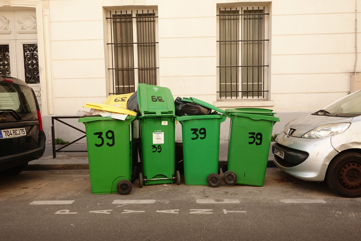 Insipration graphique sur des poubelles dans ma rue prise le 16-06-2022